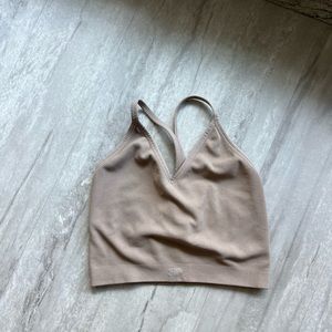 SET ACTIVE SCULPTFLEX RIBBED V BRA IN SAND